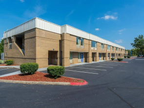 Econo Lodge Airport near Billy Graham Parkway