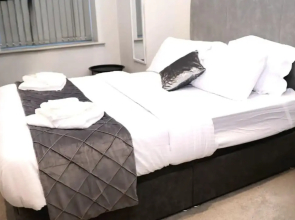 Charming 1-bed, Sleeps 2, Parking