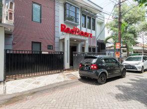 RedDoorz near Grand City Mall 2