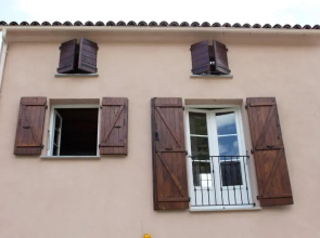 A MANDRIA, appartements avec cuisine 30m2, patio, vue Montagnes et citadelle, 5 minutes à pied du centre ville et des rivières