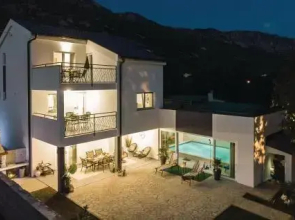 Four bedroom Holiday Home In Tribalj