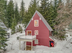 Snoqualmie Pass Cabin w/ Deck: Walk to Ski Lift