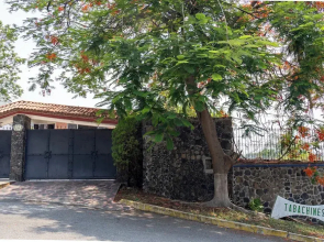 Spacious Cuernavaca House Pool Grill