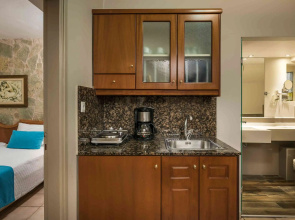 Elotis Suites