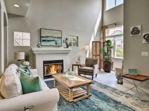 Oceanside Home w/ Rooftop Patio, Walk to Beach!