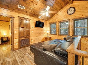 Broken Bow Cabin on 1 Acre w/ Hot Tub & Fire Pit!
