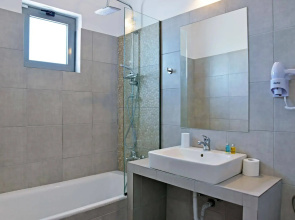 Hillside Studios & Apartments