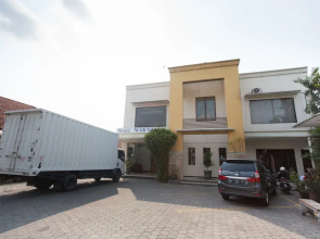 RedDoorz near Plaza Araya