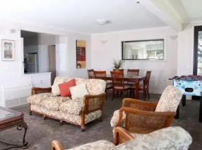 Beachside Entertainer