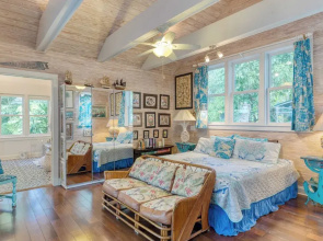 Boat House by Avantstay Character Cottage Central Location w/ Shared Pool Month Long Stays