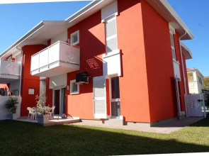 Flat With Private Garden by the sea