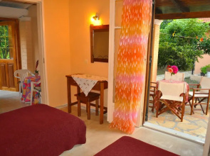 Beachfront Holiday Houses Yannis on Agios Gordios Beach