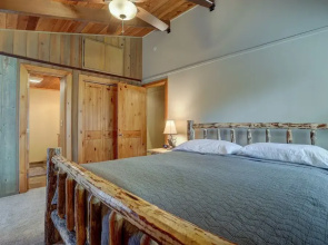 7 Approach Classic Home with Private Hot Tub and BBQ on the Deck by RedAwning