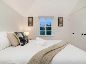 The Indooroopilly Queenslander - 4 Bedroom Family Home - Private Pool - Wifi - Netflix