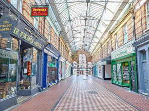 Chic Top Floor Apartment in the Heart of Westbourne Arcade