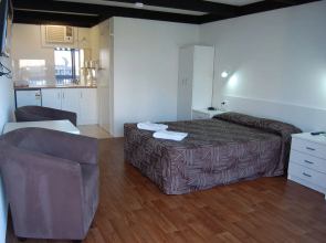 Slipway Hotel Motel