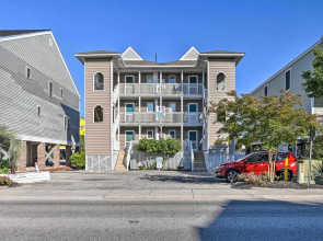 Eclectic Condo w/ Balcony: 1 Block to Beach!