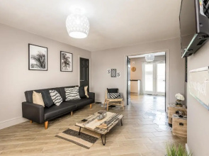 Air Host and Stay - Birchfield Lodge - Sleeps 10 Amazing spacious house