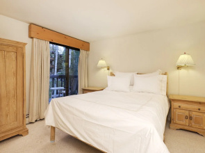 60 Fall Lane Sonnenblick #3 4 Bedroom Townhouse by RedAwning