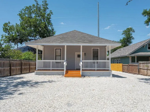 Walk to Riverwalk! 3br/2ba Gem Near Fun Downtown!