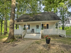 Peaceful Broken Bow Cottage w/ Fire Pit!