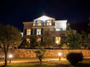 Amazing Home in Cres With Wifi, Heated Swimming Pool and 6 Bedrooms
