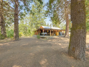 Rustic Cabin w/ Patio: 8 Mi to Kings Canyon Park