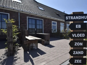 Spacious 2-person apartment on the coast of Noord-Holland province