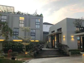 Merlyns Garden Inn