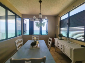 Beachfront condo with sunset views great breeze,