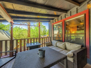 Walk to Downtown Ruidoso: Cozy Wooded Retreat