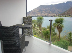 Luxury Lakeside Studio