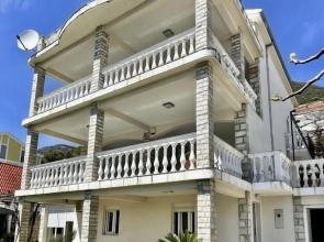 Family House with pool & sea view