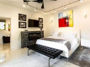 Private Luxury Suite with Hot Tub Downtown Eureka Springs