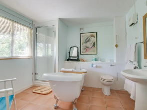 Rustic Holiday Home in Goudhurst Kent with Private Parking