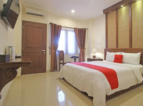 RedDoorz Premium At The Garden Suites Solo