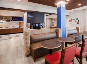 Holiday Inn Express & Suites Eau Claire West I-94 by IHG