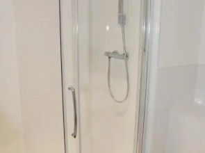 Fantastic 2 Dbl Bedroom Apt. Free Off-Road Parking