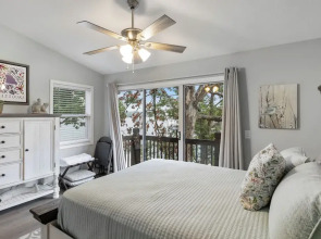 Captivating Views, Amazing Design and Lake Living
