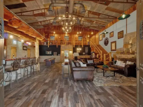 Oakridge Ranch: Pool + Hot-tub, Pickleball Court, Whiskey & Wine Room