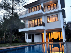 BreezeBlows City View 5BR with Pool + Familly Room