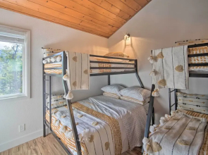 Picturesque Cabin: 2 Balconies, Walk to Lake!
