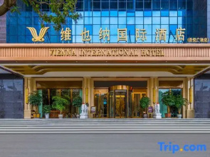 Vienna International Hotel (Zhaotong Wuyue Plaza)