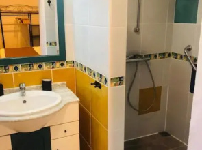 Room with bathroom in private house Casa Mar
