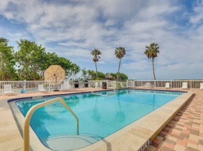 Sunlit Longboat Key Escape w/ Private Resort Beach