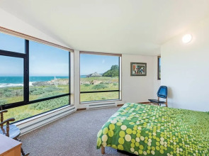 Haltwhistle West w/ Ocean Views!