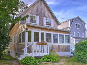 Charming Pine Point Cottage - 2 Blocks to Ocean!