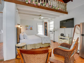 New Coastal Rose - Bright Loft With High Ceilings