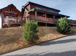 Serenity Peak 3 Bedroom Home with Hot Tub