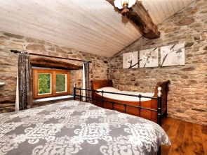 Forest-edge Stay, Burtonville